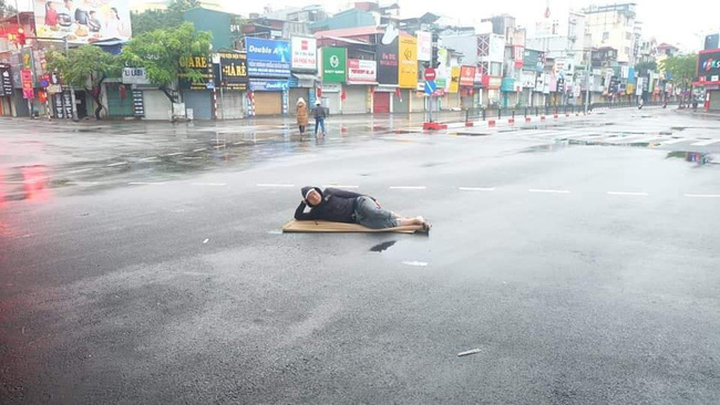 Muốn biết Tết Hà Nội vắng vẻ ra sao, hãy xem cách chàng trai chất chơi này trải chiếu nằm chơi giữa lòng đường-1