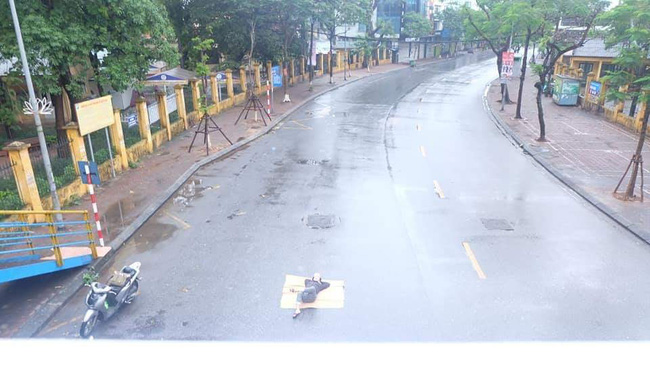 Muốn biết Tết Hà Nội vắng vẻ ra sao, hãy xem cách chàng trai chất chơi này trải chiếu nằm chơi giữa lòng đường-2