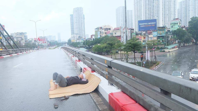 Muốn biết Tết Hà Nội vắng vẻ ra sao, hãy xem cách chàng trai chất chơi này trải chiếu nằm chơi giữa lòng đường-5