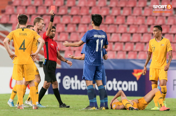 Cầu thủ đen đủi nhất mùng 1 Tết: Nhận thẻ đỏ chỉ sau 5 phút vào sân, cố đợi VAR giải cứu nhưng bất thành-1