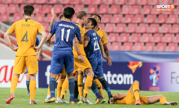 Cầu thủ đen đủi nhất mùng 1 Tết: Nhận thẻ đỏ chỉ sau 5 phút vào sân, cố đợi VAR giải cứu nhưng bất thành-2