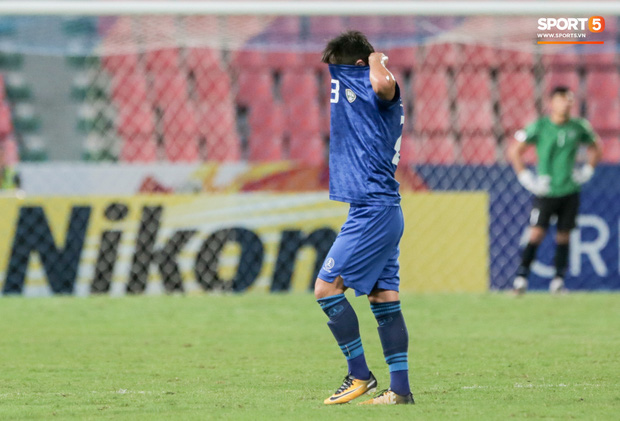 Cầu thủ đen đủi nhất mùng 1 Tết: Nhận thẻ đỏ chỉ sau 5 phút vào sân, cố đợi VAR giải cứu nhưng bất thành-3