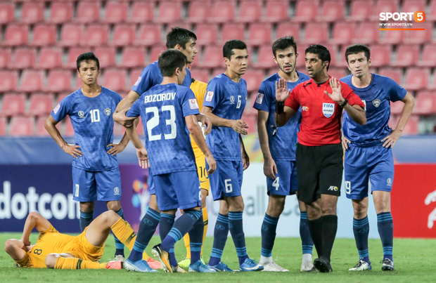 Cầu thủ đen đủi nhất mùng 1 Tết: Nhận thẻ đỏ chỉ sau 5 phút vào sân, cố đợi VAR giải cứu nhưng bất thành-5