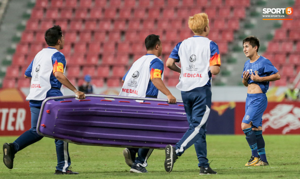 Cầu thủ đen đủi nhất mùng 1 Tết: Nhận thẻ đỏ chỉ sau 5 phút vào sân, cố đợi VAR giải cứu nhưng bất thành-6