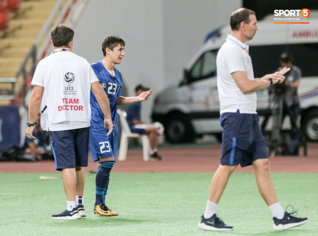 Cầu thủ đen đủi nhất mùng 1 Tết: Nhận thẻ đỏ chỉ sau 5 phút vào sân, cố đợi VAR giải cứu nhưng bất thành-7