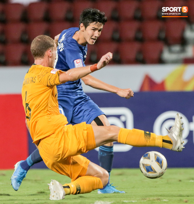 Cầu thủ đen đủi nhất mùng 1 Tết: Nhận thẻ đỏ chỉ sau 5 phút vào sân, cố đợi VAR giải cứu nhưng bất thành-8