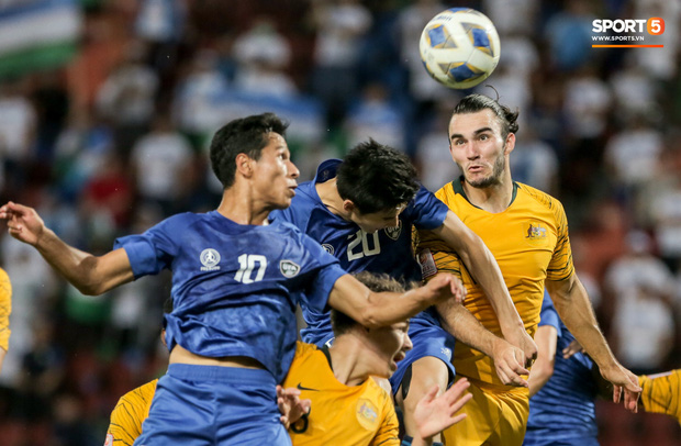 Cầu thủ đen đủi nhất mùng 1 Tết: Nhận thẻ đỏ chỉ sau 5 phút vào sân, cố đợi VAR giải cứu nhưng bất thành-9