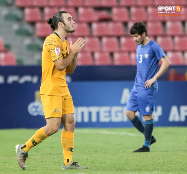 Cầu thủ đen đủi nhất mùng 1 Tết: Nhận thẻ đỏ chỉ sau 5 phút vào sân, cố đợi VAR giải cứu nhưng bất thành-10