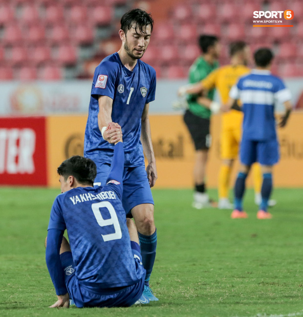 Cầu thủ đen đủi nhất mùng 1 Tết: Nhận thẻ đỏ chỉ sau 5 phút vào sân, cố đợi VAR giải cứu nhưng bất thành-11