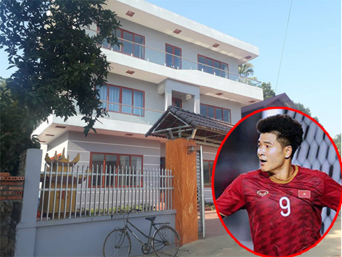 Đức Chinh cổ vũ đồng đội từ trên khán đài vì đang điều trị viêm gan B-6