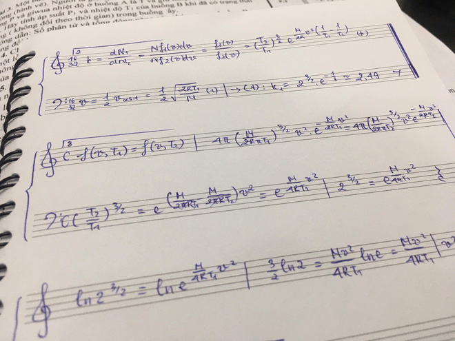 Làm bài tập ngày Tết quá chán, nam sinh quyết định vẽ hẳn khuông nhạc viết lên cho có không khí Xuân-1