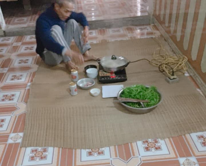 Cha già chuẩn bị nồi lẩu chờ 3 cô con gái quanh nhà sang chơi Tết, cái kết khiến tất chạnh lòng-1