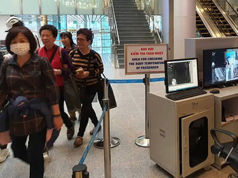 Tiếp tục một đoạn clip được cho là hình ảnh bệnh nhân bị viêm phổi Vũ Hán rung bần bật trên cáng khiến mọi người xung quanh lo sợ-4