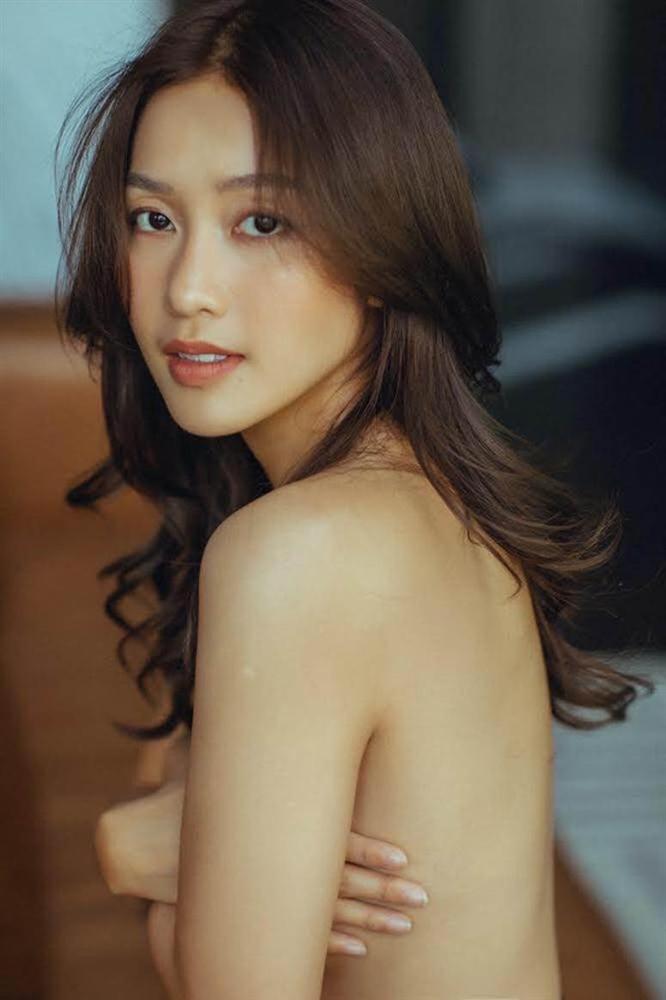 Khả Ngân chơi lớn” tung ảnh bán nude táo bạo, khéo léo che chắn vòng một nhưng vẫn đủ đốt mắt”-1
