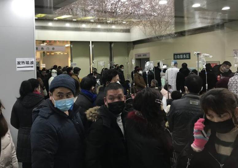 Tiếp tục một đoạn clip được cho là hình ảnh bệnh nhân bị viêm phổi Vũ Hán rung bần bật trên cáng khiến mọi người xung quanh lo sợ-2