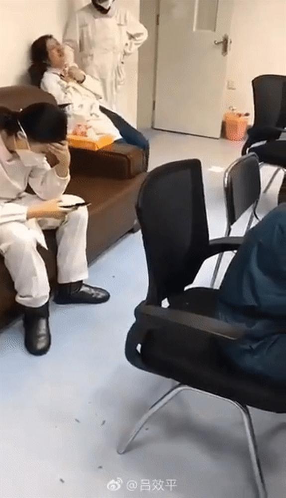 Loạt ảnh và clip cho thấy sự nhọc nhằn của bác sĩ ở Vũ Hán: Ăn Tết trong bệnh viện, bật khóc vì áp lực và thậm chí hy sinh cả tính mạng-2
