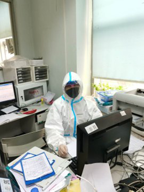 Loạt ảnh và clip cho thấy sự nhọc nhằn của bác sĩ ở Vũ Hán: Ăn Tết trong bệnh viện, bật khóc vì áp lực và thậm chí hy sinh cả tính mạng-5