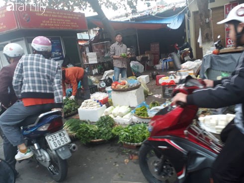 Mùng 2 Tết các chợ cóc đã lác đác tiểu thương bán hàng với giá cả đắt đỏ đến giật mình, 700.000 đồng cho 1kg thịt bò