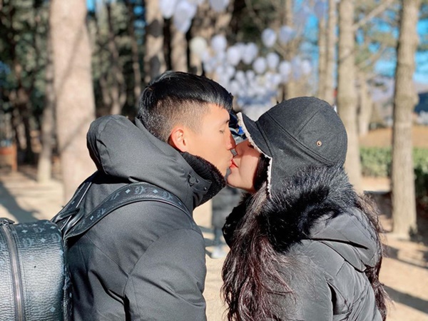 Cầu thủ Bùi Tiến Dũng mạnh tay lì xì vợ hơn 200 triệu đồng, hội chị em lác mắt ghen tị: Đấy, chồng quốc dân phải thế!-2