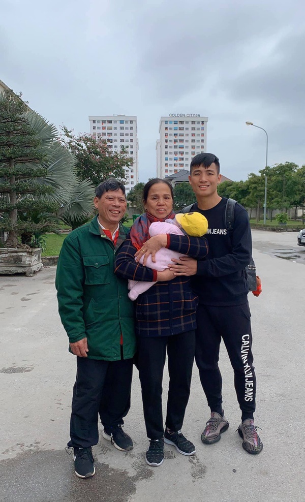 Cầu thủ Bùi Tiến Dũng mạnh tay lì xì vợ hơn 200 triệu đồng, hội chị em lác mắt ghen tị: Đấy, chồng quốc dân phải thế!-5