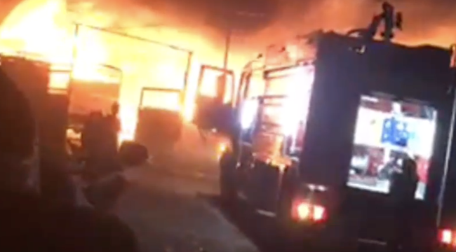 Cháy lớn tối mùng 2 ở Bình Dương, chủ vựa phế liệu mất Tết khi nhiều tài sản bị bà hỏa thiêu rụi-1