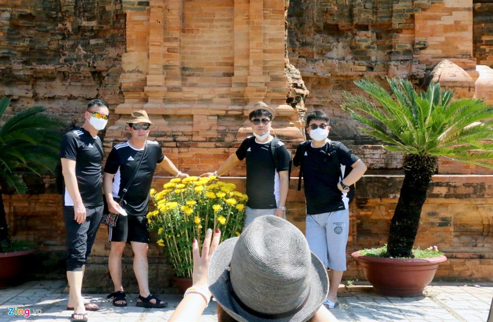 Sợ virus corona, khách Trung Quốc bịt khẩu trang kín mít ở Nha Trang-1