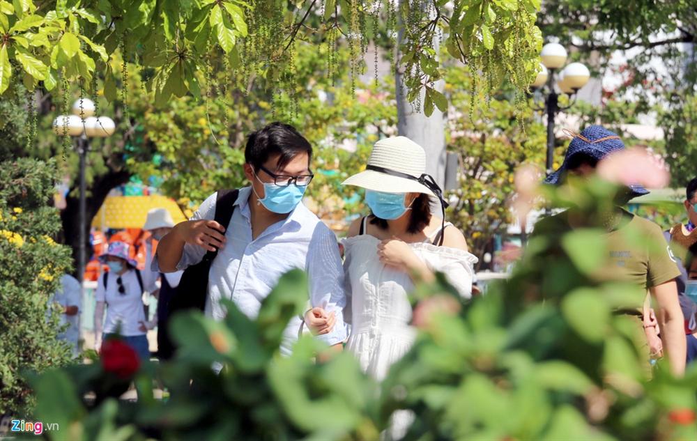 Sợ virus corona, khách Trung Quốc bịt khẩu trang kín mít ở Nha Trang-2