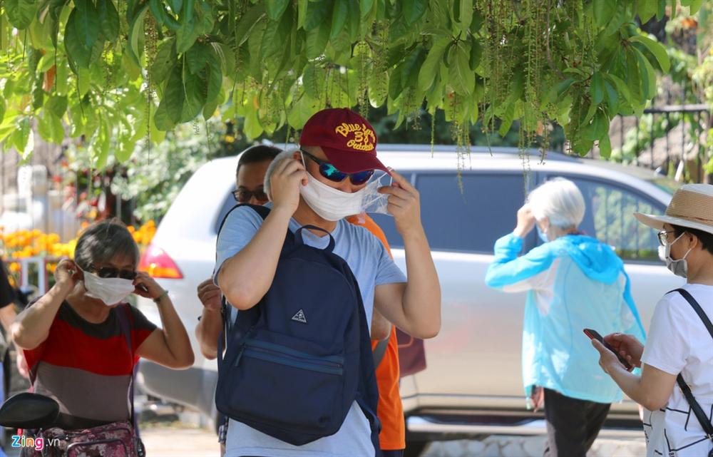 Sợ virus corona, khách Trung Quốc bịt khẩu trang kín mít ở Nha Trang-3