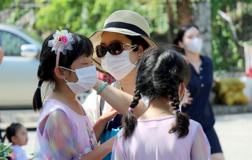 Sợ virus corona, khách Trung Quốc bịt khẩu trang kín mít ở Nha Trang-5