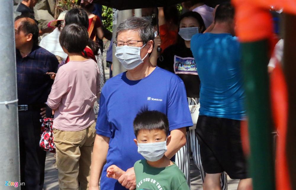 Sợ virus corona, khách Trung Quốc bịt khẩu trang kín mít ở Nha Trang-6