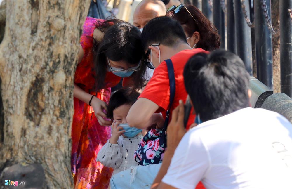 Sợ virus corona, khách Trung Quốc bịt khẩu trang kín mít ở Nha Trang-7
