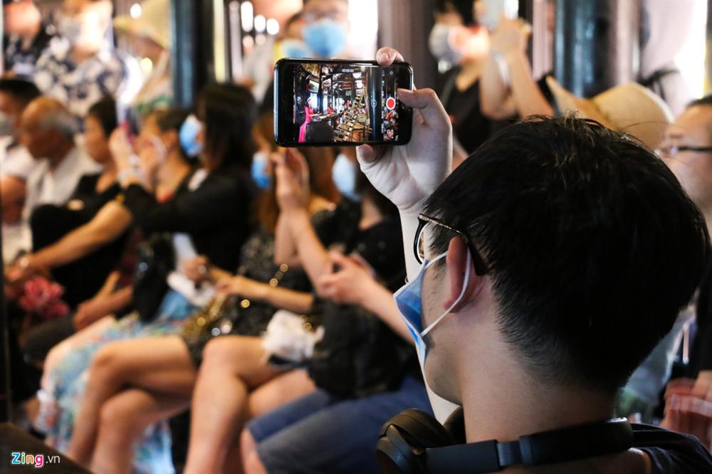 Sợ virus corona, khách Trung Quốc bịt khẩu trang kín mít ở Nha Trang-10