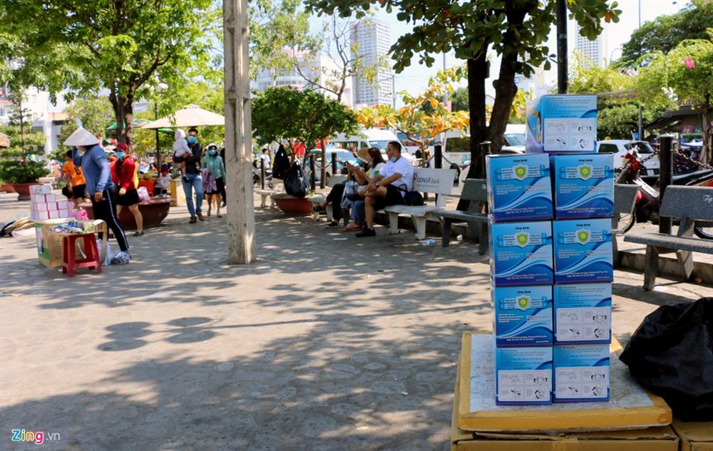 Sợ virus corona, khách Trung Quốc bịt khẩu trang kín mít ở Nha Trang-11