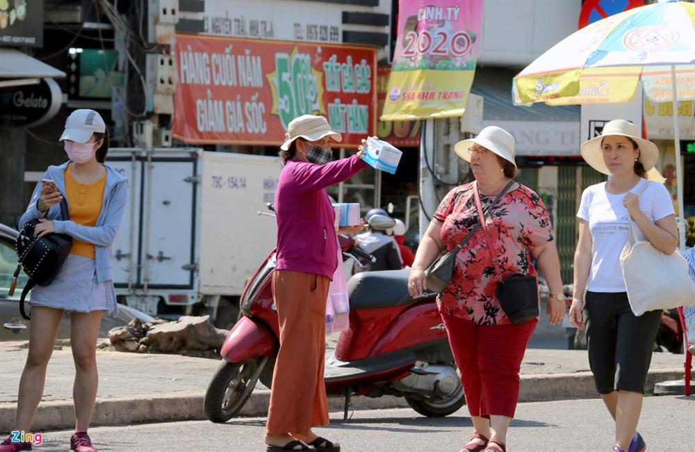 Sợ virus corona, khách Trung Quốc bịt khẩu trang kín mít ở Nha Trang-12