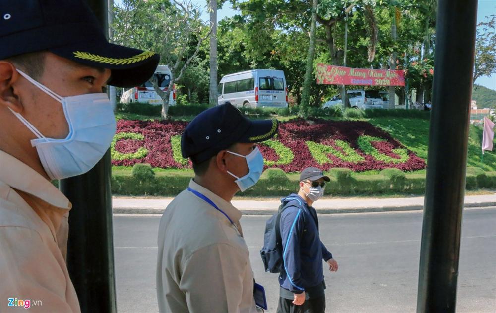 Sợ virus corona, khách Trung Quốc bịt khẩu trang kín mít ở Nha Trang-13