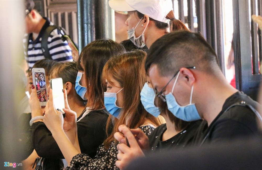 Sợ virus corona, khách Trung Quốc bịt khẩu trang kín mít ở Nha Trang-9