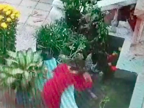 Để hai chị em chơi với nhau gần hòn non bộ, phụ huynh suýt nữa ân hận không kịp khi bé trai bất ngờ rơi xuống bể nước