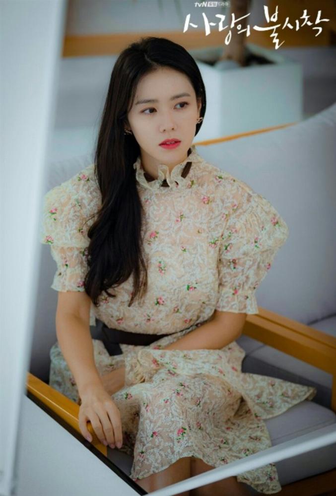 12 set đồ của Son Ye Jin trong Crash Landing On You từ chanh xả đến điệu đà mà bạn có thể áp dụng-6