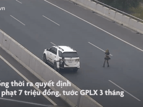 Tài xế dừng xe chụp ảnh ở làn 120 km/h trên cao tốc