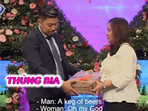 Bạn muốn hẹn hò: Mang bao tải lên sân khấu, người đàn ông rút ra hộp quà khiến tất cả 