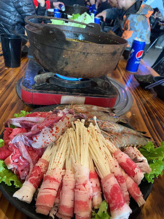 Đi ăn lẩu mừng Tết năm con Chuột nhưng lại được phục vụ bằng nồi như cám heo, song cái giá 600k khiến ai cũng giật mình-2