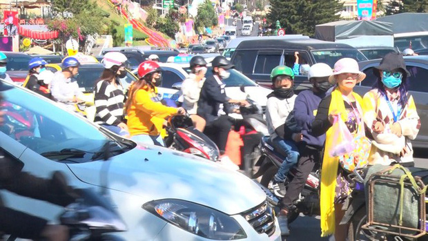 Du khách nườm nượp đổ về Đà Lạt, kẹt xe cục bộ ở nhiều tuyến đường-1