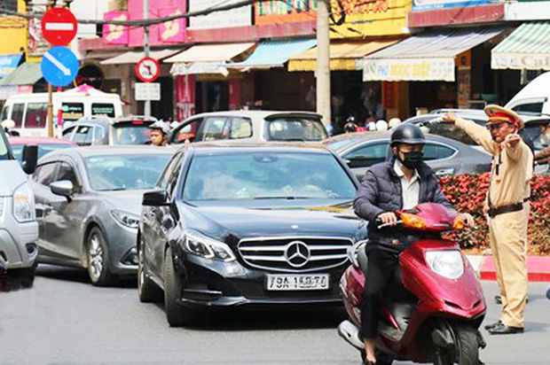 Du khách nườm nượp đổ về Đà Lạt, kẹt xe cục bộ ở nhiều tuyến đường-4