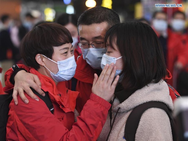 Những khoảnh khắc ấm lòng trong tâm dịch Vũ Hán: Khi tình người dìu dắt nhau vượt qua cơn khủng hoảng virus corona-4