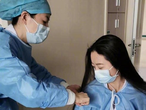 Những khoảnh khắc ấm lòng trong 'tâm dịch' Vũ Hán: Khi tình người dìu dắt nhau vượt qua cơn khủng hoảng virus corona
