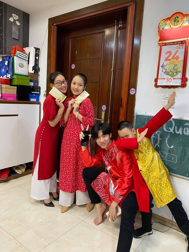 Mẹ nuôi đăng ảnh cùng K-ICM vui vẻ đón Tết-2