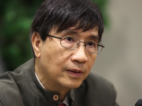 Sợ virus corona, nhân viên ở nhiều trung tâm thương mại đeo khẩu trang đón khách-18