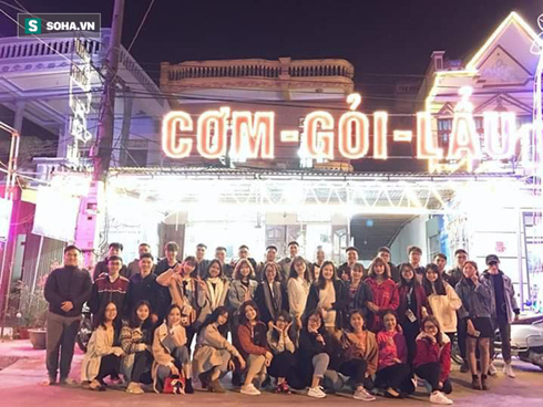 Cô gái khoe ảnh các bạn cấp 3 