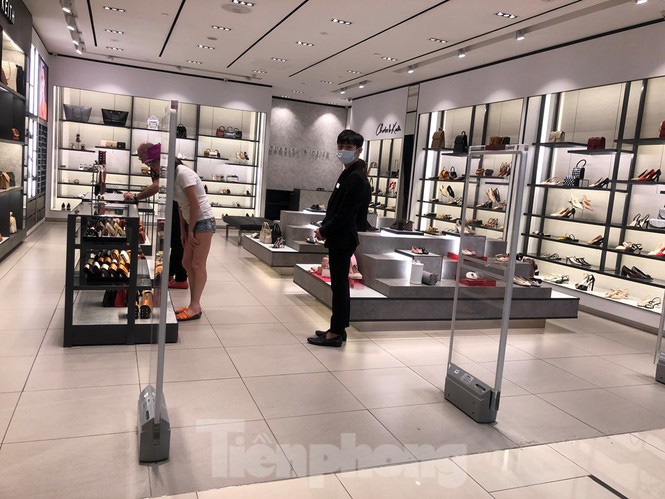 Sợ virus corona, nhân viên ở nhiều trung tâm thương mại đeo khẩu trang đón khách-2