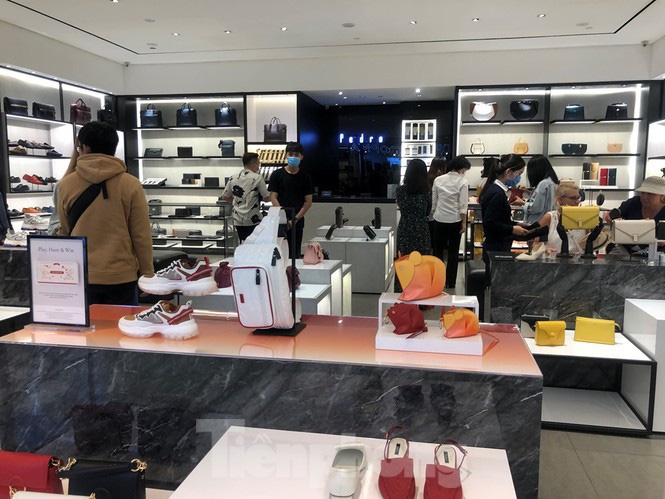 Sợ virus corona, nhân viên ở nhiều trung tâm thương mại đeo khẩu trang đón khách-3